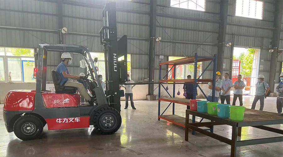 比技能 展風(fēng)采！金環(huán)電器參與鶴城鎮(zhèn)第二屆企業(yè)職工叉車技能競賽